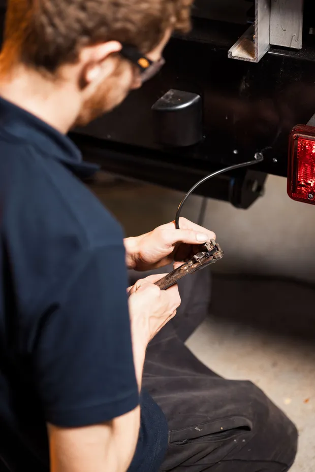 Rear light wiring on a commercial vehicle chassis